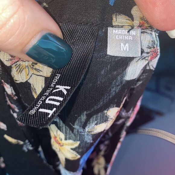 ✨ Jasmine Floral Print Blouse
by KUT from the Kloth
✨ - Picture 4 of 4